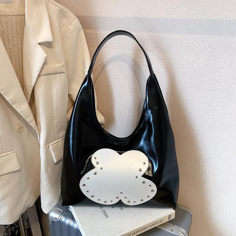 Summer large-capacity commuter tote bag women's new fashionable silver shoulder armpit bag