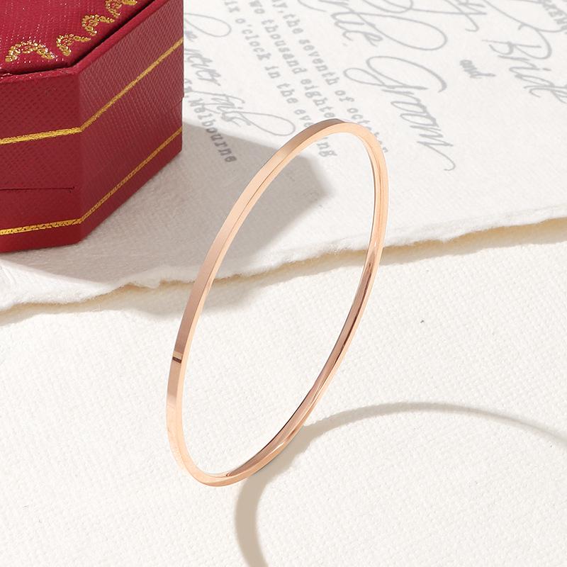 

Новый гладкий браслет из титановой стали: Тонкий многокольцовый браслет с покрытием из 18-каратного золота для женщин - не выцветает.