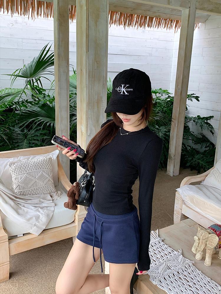 Women's Autumn Korean-Style Fitted Top: Versatile, Waist-Cinching Base Layer with Long Sleeves and Short Length.