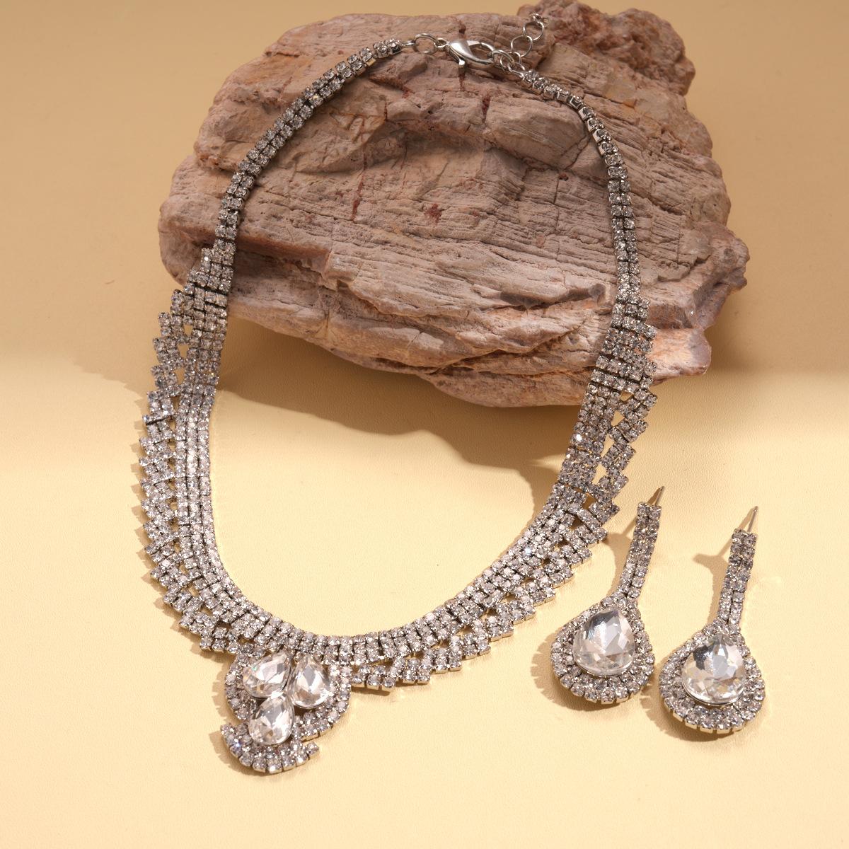 Two-piece set of light luxury style diamond-encrusted water drop pendant, earrings, necklace, fashion court style temperament necklace.