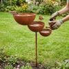 Antiker Eisen 3-stufiger Metall-Vogelbad Bodenpfähle Dreischichtige Schale Garten Regenauffänger Handgefertigt Gerosteter Vogelwasserspender