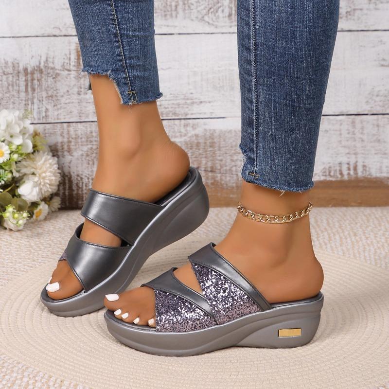 

Крутые тапочки женские летние для улицы модные новые на толстой подошве танкетке женские больших размеров с открытым носком и пайетками 43 серебряный