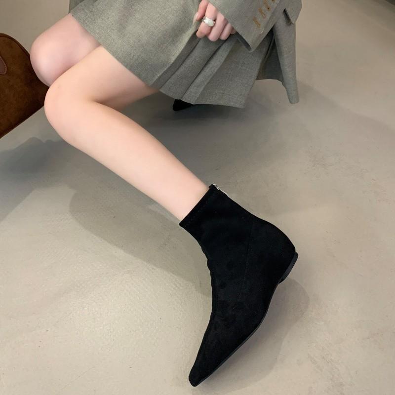 Trendmarke Herbst und Winter neu einfache matte Wildleder flache Sockenstiefel flacher Absatz dünne Stiefel Temperament spitz zulaufende kurze Stiefel Frauen