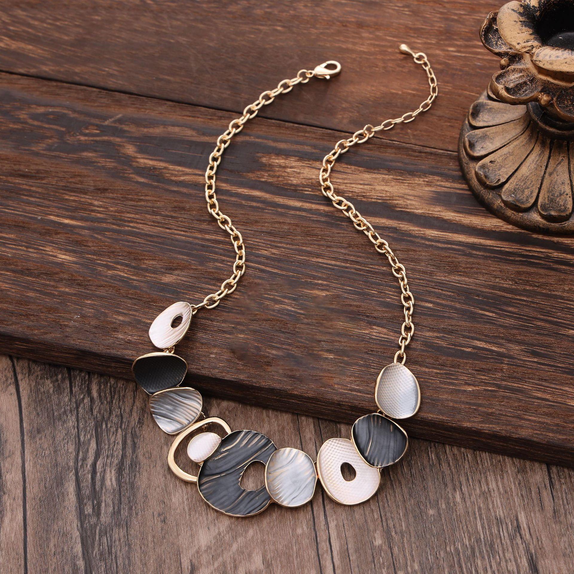 

Необычное овальное контрастное цветное сращивание сплавное ожерелье модное универсальное капающее масло женский кулон на ключицу