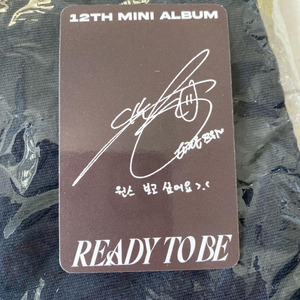 [USED] TWICE trading card ready to be