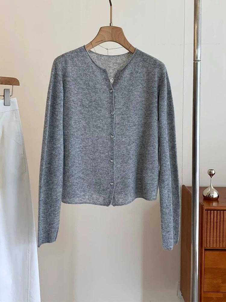 

Женский серый вязаный кардиган с V-образным вырезом и серебряной пряжкой в виде сердца - Шерсть, универсальный и повседневный для весны 2025 S серый