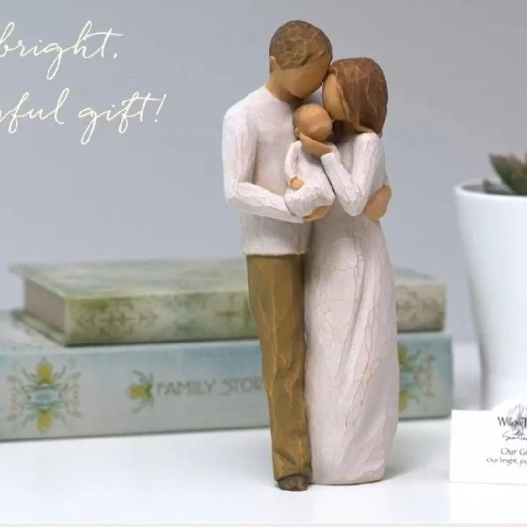 Detailed Family Figurine Handcrafted Resins Decors Carving Textured Miniature Statue Suitable For Various Interior Styles