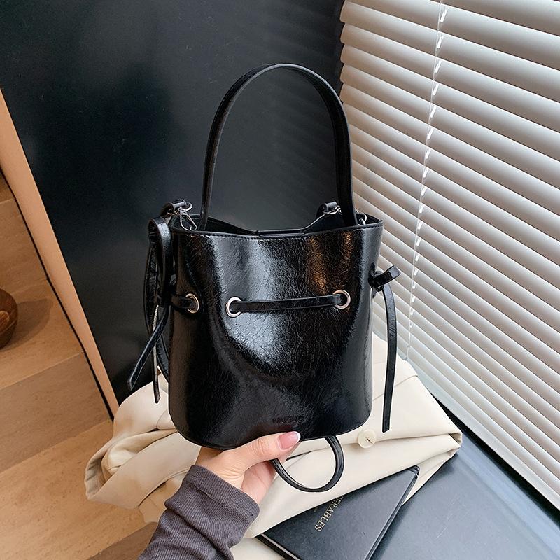 Handbag bag women's spring and summer new fashion small fresh simple bucket bag retro shoulder messenger bag