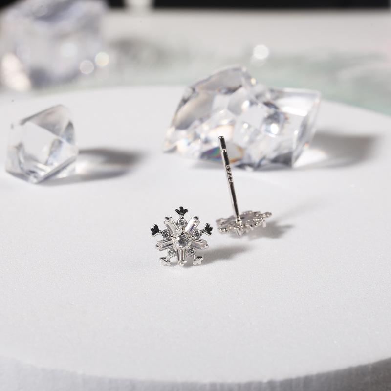 

Новые простые серьги-снежинки из кристаллов. Свежий женственный темперамент. Японские и корейские серьги для вашей девушки.