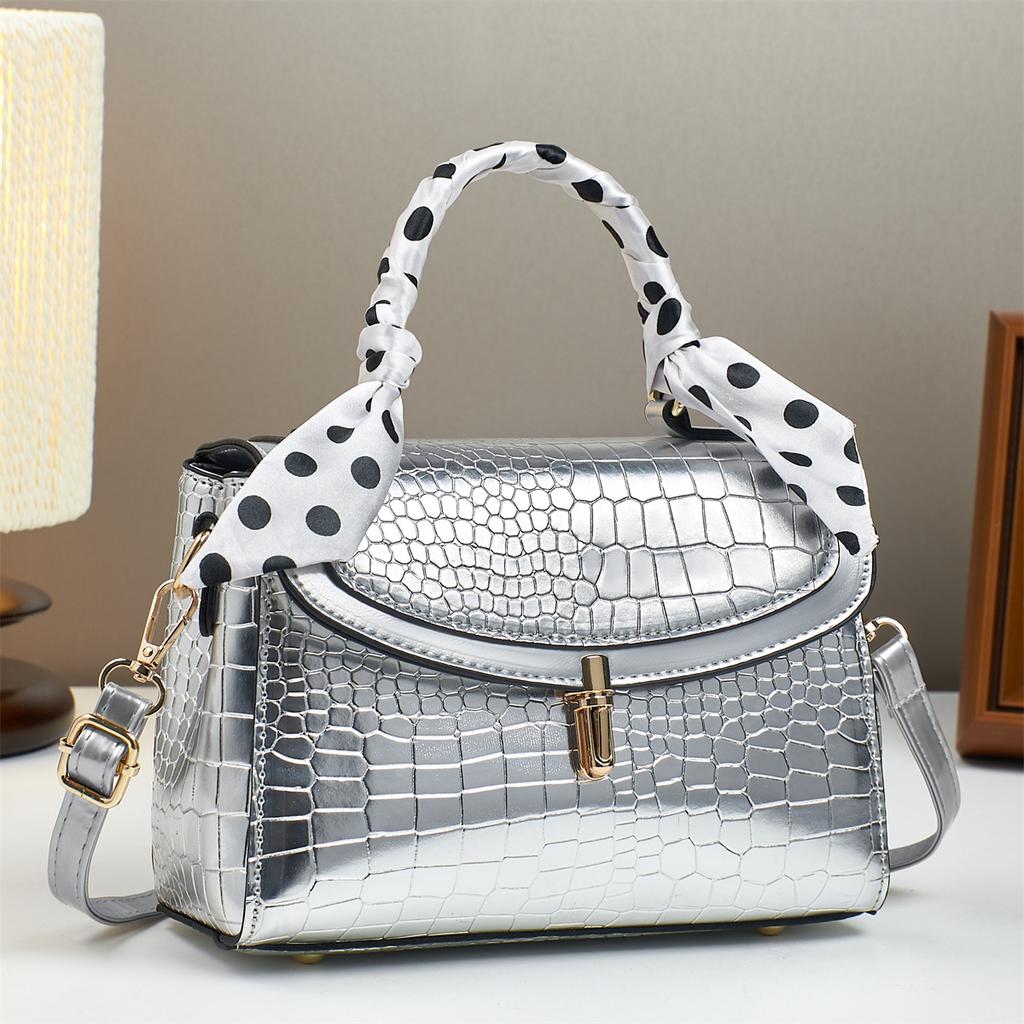The Latest Trendy Style Japanese and South Korean Crocodile Print Female Hand Complete Shoulder Crossbody Saddle Bag Casual Crossbody Bag Trend