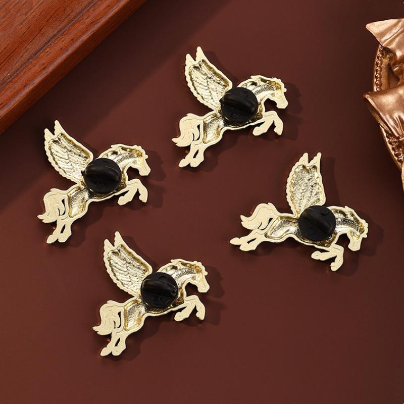 1/4Pcs Fashion Flying Horse Brooches For Women Men Cute Animal Pony Badge Pins Clothing Bag Accessories New Year Gift