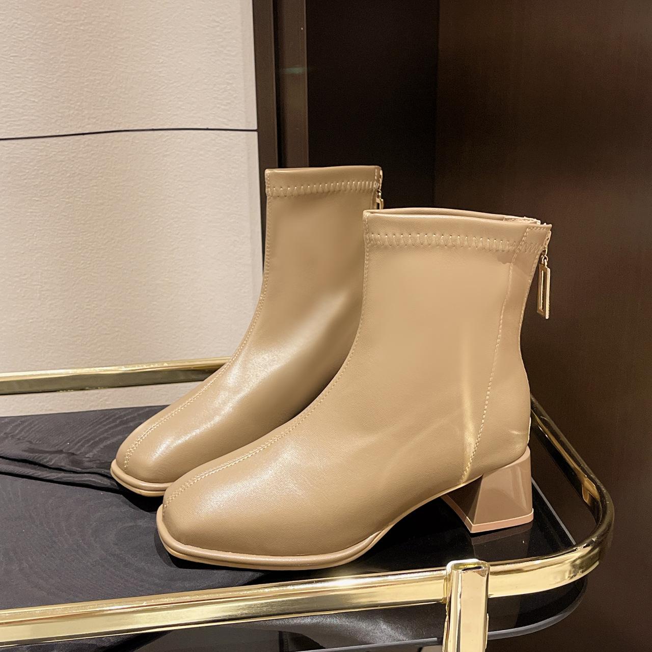 

2025 осень и зима новые корейские бархатные ботинки Martin женские короткие сапоги на толстом каблуке универсальные эластичные тонкие сапоги на молнии сзади 40