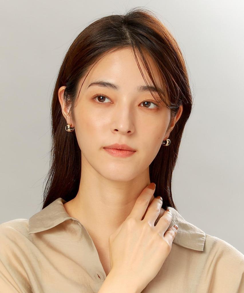 K10 Hollow Flat Shell Hoop Stud Earrings Yellow Gold 00 [Kokoshnik] (100)