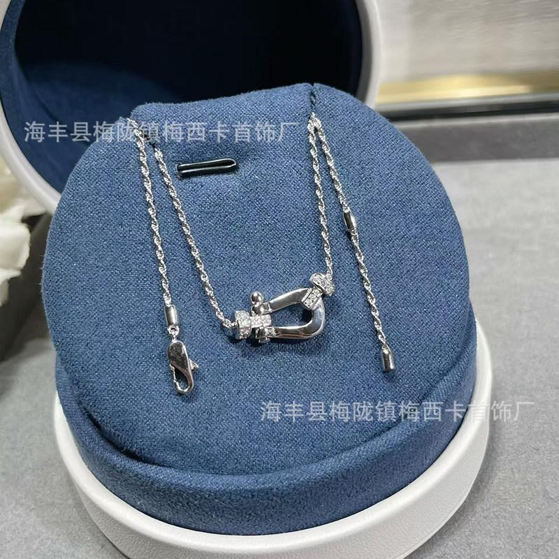 Collana Fibbia a Ferro di Cavallo Edizione Premium Catena Intrecciata Semi-Diamantata Fibbia a U Spessa Catena Clavicolare Completamente Diamantata Placcata Oro 18k Regalo Moda