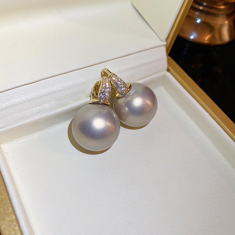 Silver needle zircon butterfly pearl earrings niche design light luxury stud earrings French high-end retro earrings wholesale