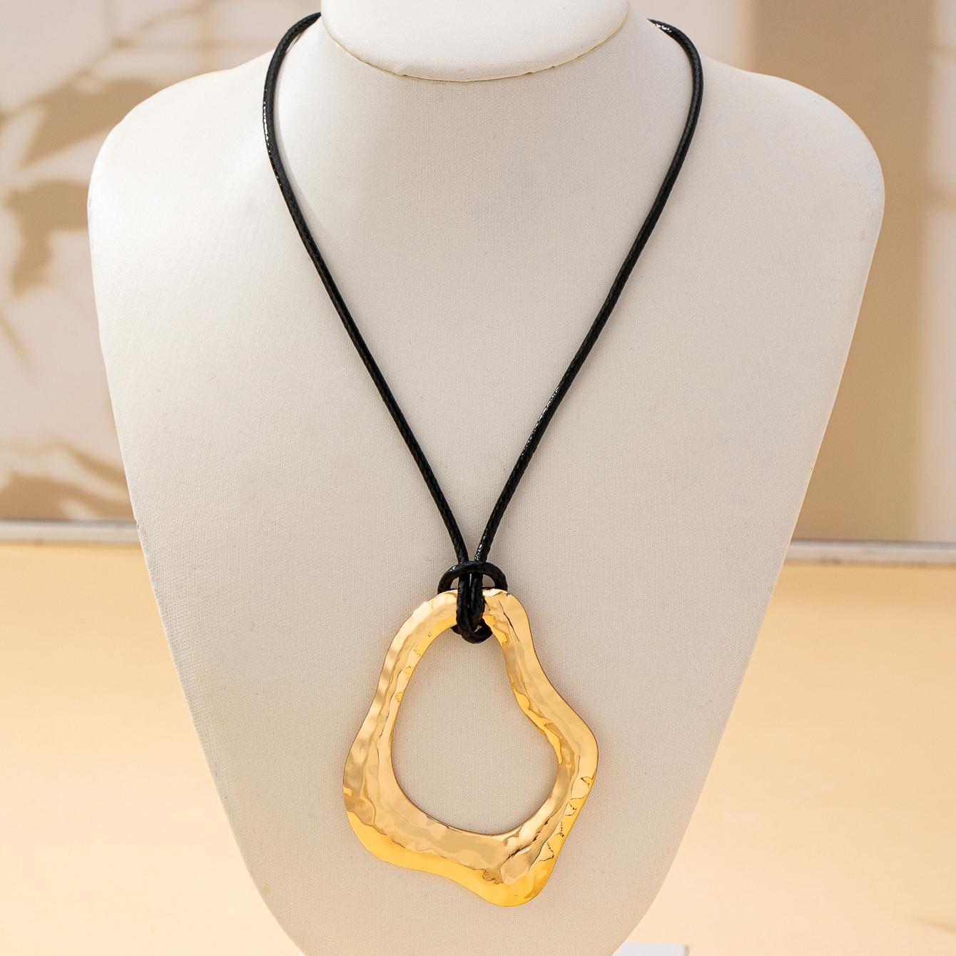 

A Women s Necklace with Irregular Geometric Pendant, Winter Punk Style Sweater Necklace, Suitable for Daily Wear and Vacation Wear