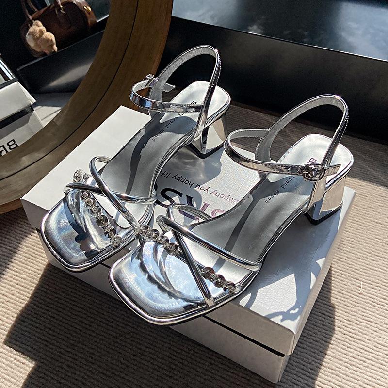 

Французские босоножки с открытым носком и стразами женские 2025 лето новые красивые высокие каблуки толстый каблук универсальные фея ветер пляжная обувь 40 серебряный