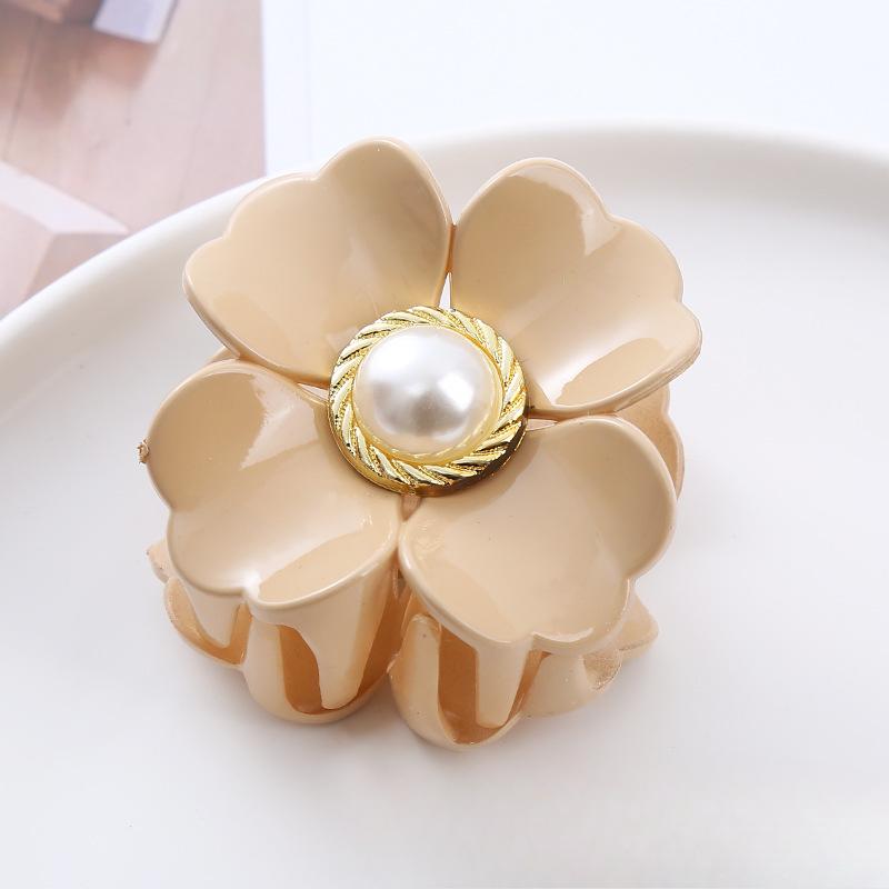 A Large, Stylish Hairpin for The Back of The Head with An Egg Flower and Pearl Hairpin