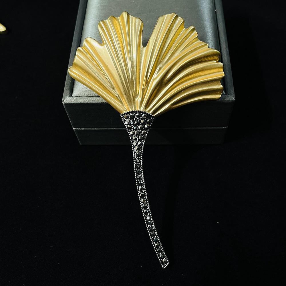

Exquisite Retro Shining Rhinestone Gold Color Fan-shaped Ginkgo Biloba Leaves Plant Broochs for Women Men Jewelry Accessory Gift