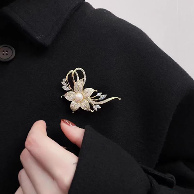 Exquisite Flower Pearl Brooch  Metal Lapel Pins For Women Girls Versatile Shiny Corsage Clothing Accessories Gifts
