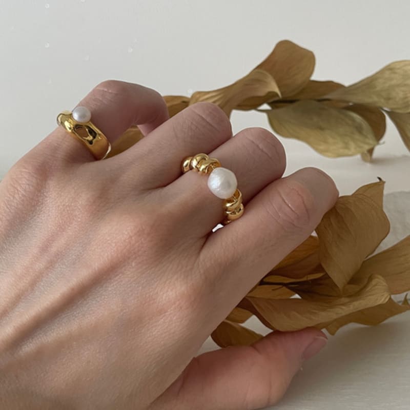 ELYONA ELA 27 Twist Pearl Ring (One Size) Index Ring