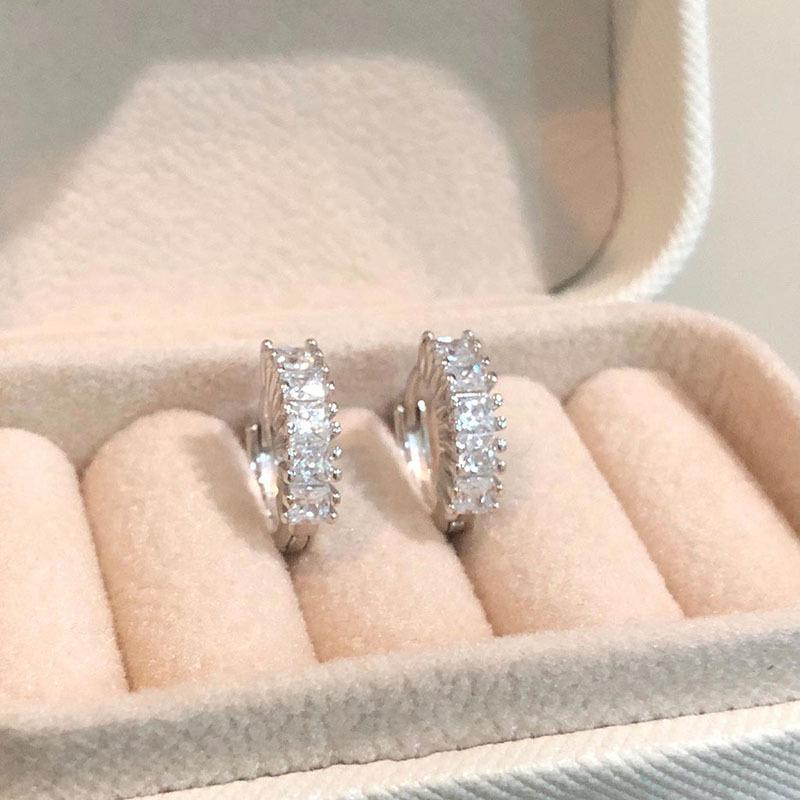 

Циркон геометрические круглые серьги темперамент универсальные высококлассные серьги-кольца легкая роскошь мода ниша изысканные серьги женские