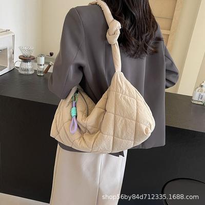 Bolsa de ombro simples e macia com padrão de losangos de cor sólida para axila feminina 2025 nova tendência da moda versátil casual de grande capacidade