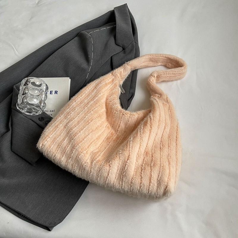 Plush Underarm Tote Bag Women's Bag 2023 New Winter Concise Single Shoulder Commuter Bag