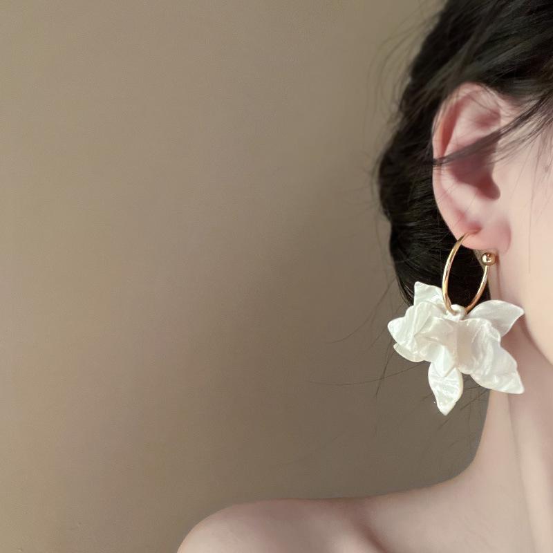 Boucles d'oreilles puces élégantes en argent avec fleurs de perles et pampilles - Mode française haut de gamme polyvalente