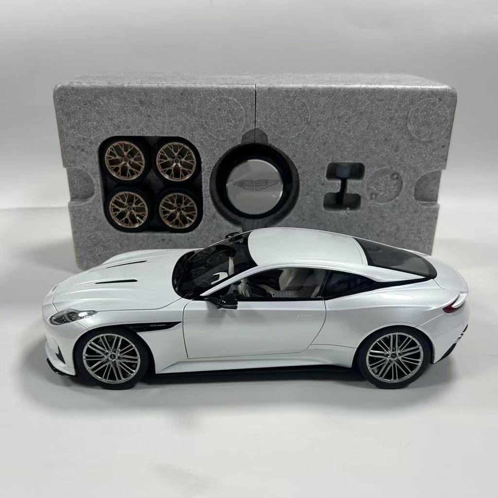 FREESTYLE XiaoGuang MODELL 1/18 Maßstab Aston Martin DB12 2024 (Mit austauschbaren Rädern) Weiß lackiertes Modell 8241221W