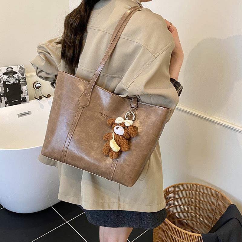 Large capacity commuter tote bag women's 2025 new trendy autumn and winter fashion versatile high sense going out shoulder bag