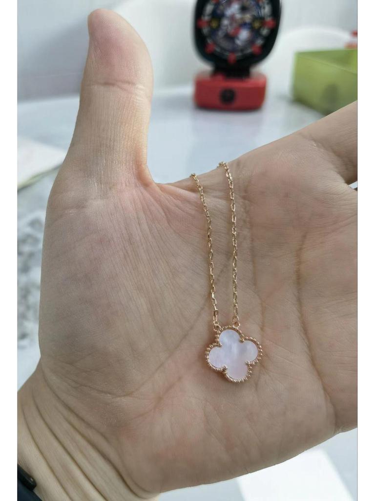 Halskette mit vierblättrigem Kleeblatt, 18 Karat vergoldet, mit Anhänger aus rosenrotem Chalcedon, Achat und weißem Muschelkern für Damen