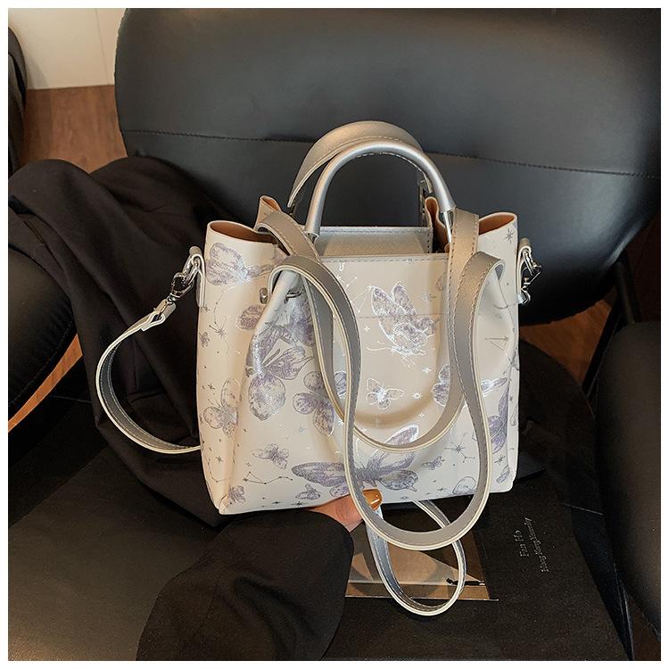 

Маленькая сумка с принтом бабочки 2025 новая весенняя на плечо подмышку сумка-мессенджер милая сумка-ведро серебряный