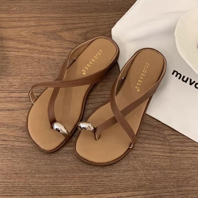 

Set of toe slippers for women to wear summer new French fairy style sandals with skirts for vacation beach flat bottom beautiful sandals 40