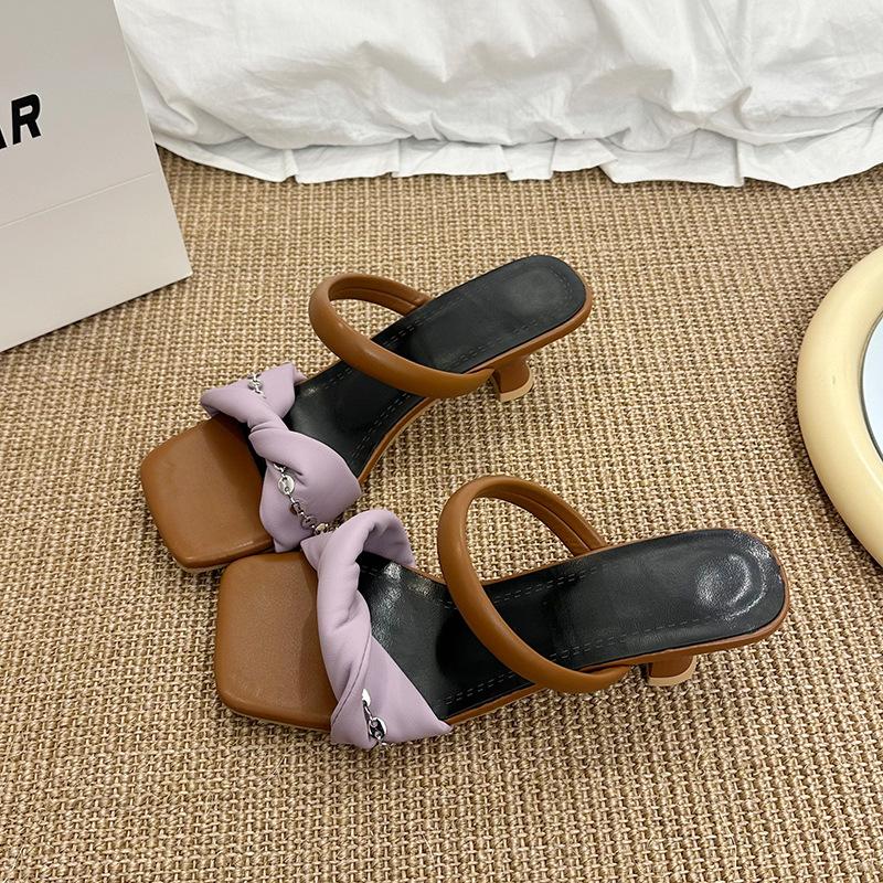 Design sense color matching 2025 thick heel square head sandals women's summer wear French niche low heel premium one-word slippers