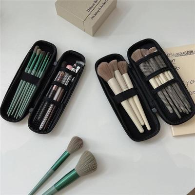 Tragbare Reisetasche für Make-up-Pinsel für Damen – kompakte Aufbewahrung für Pinsel, Augenbrauenstifte und Lidschatten.