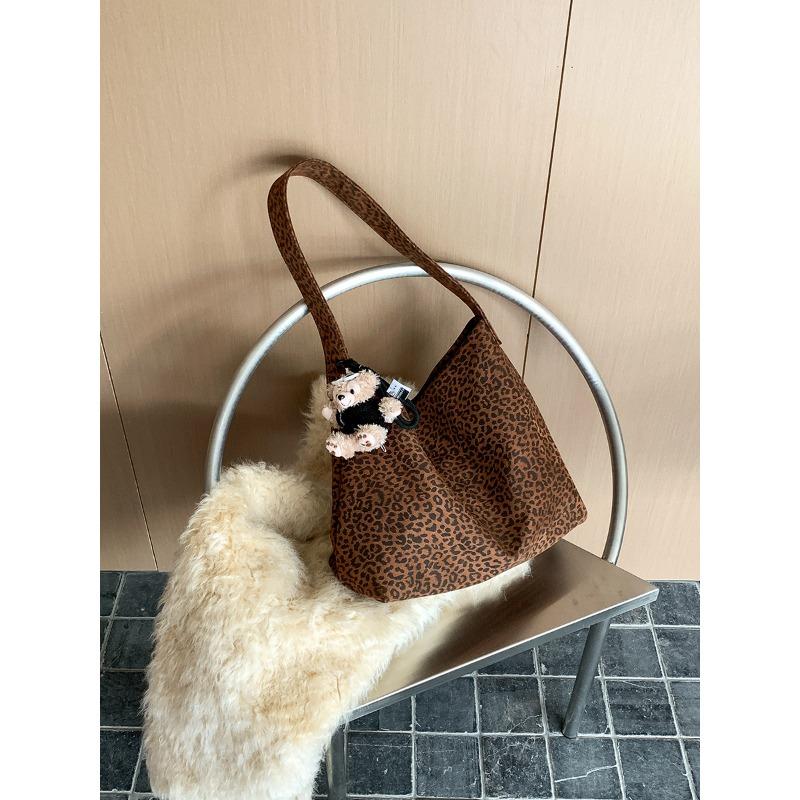 

Leopard print bag casual large capacity shoulder bag women retro new commuter tote bag women коричневый