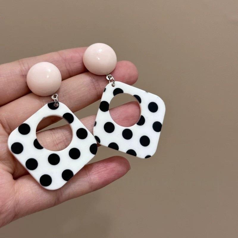 

New trendy Japanese and Korean geometric rhombus black and white polka dot earrings women s 111 silver needles fashionable exaggerated Hong Kong style