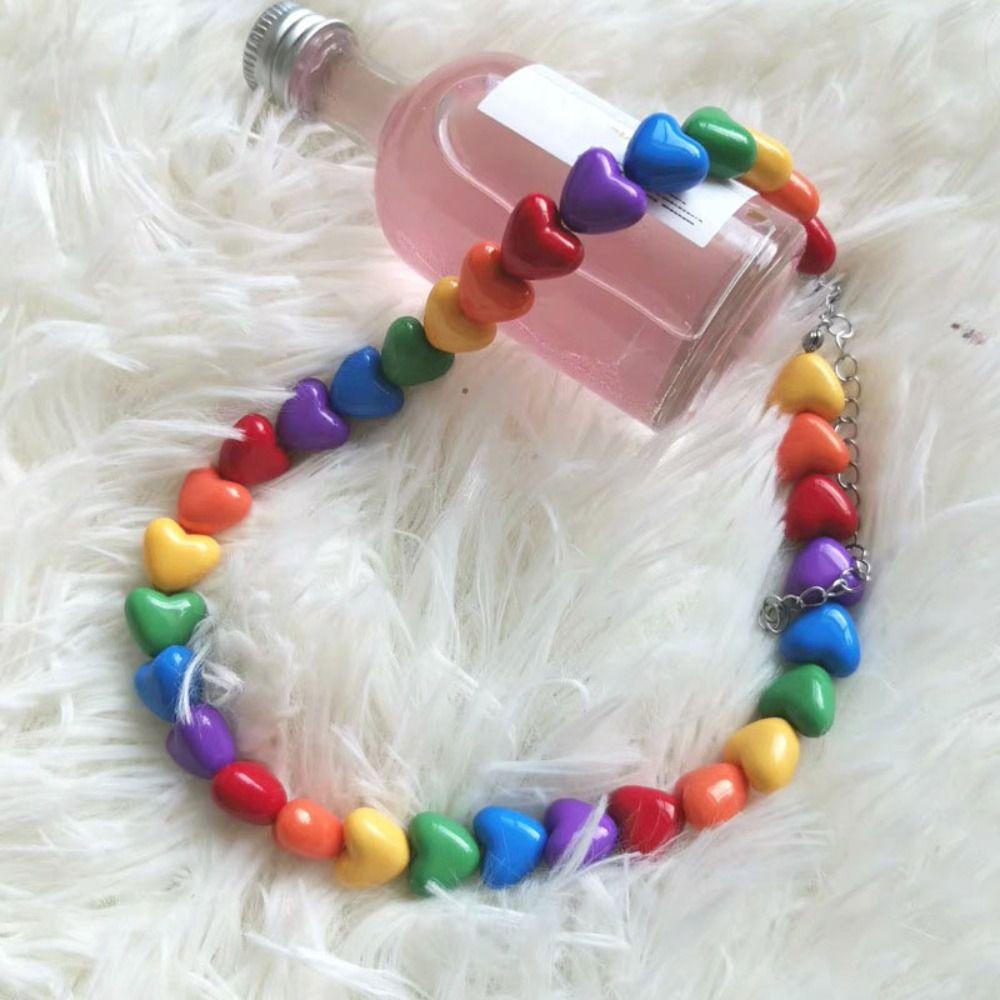 Chaîne de clavicule colorée Collier de perles en acrylique en forme de cœur d'amour Collier arc-en-ciel tendance L'amour est l'amour