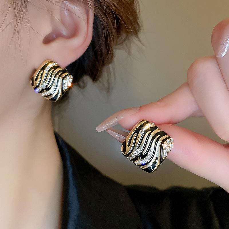 Real Gold-Plated Silver Needle Heart-Shaped Freshwater Pearl Earrings, Vintage Chinese Style