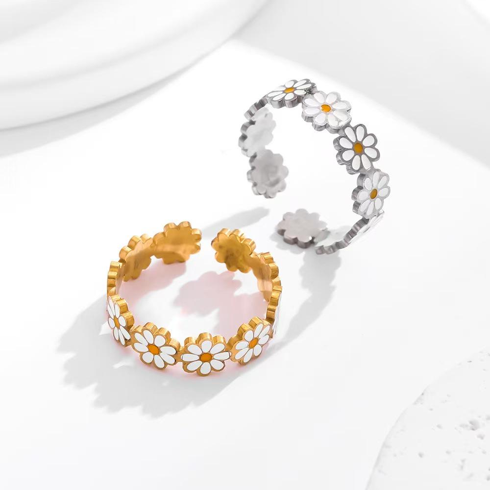 Daisy Stainless Steel Adjustable Flower Ring with Niche Design