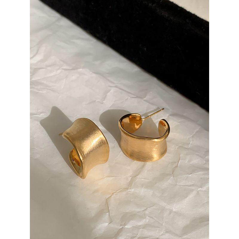 Fashion Niche Design Twisted C Font Irregular Earrings Metal Brushed Fancy Frosty Style Stud Earrings Women Brushed Gold