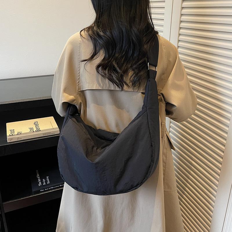 Simple cloth bag commuter women's crossbody bag dumpling bag 2025 autumn new Korean apricot color large-capacity shoulder bag