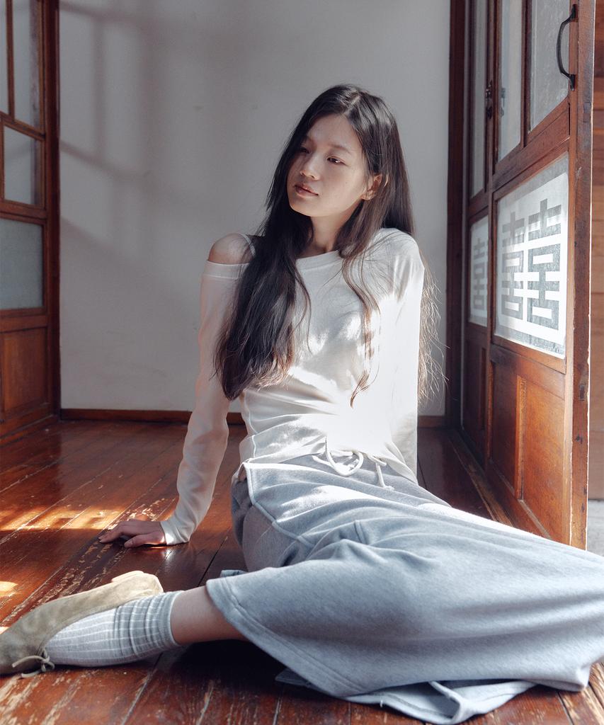 Okkitteu Flower Applique Long Skirt Gray