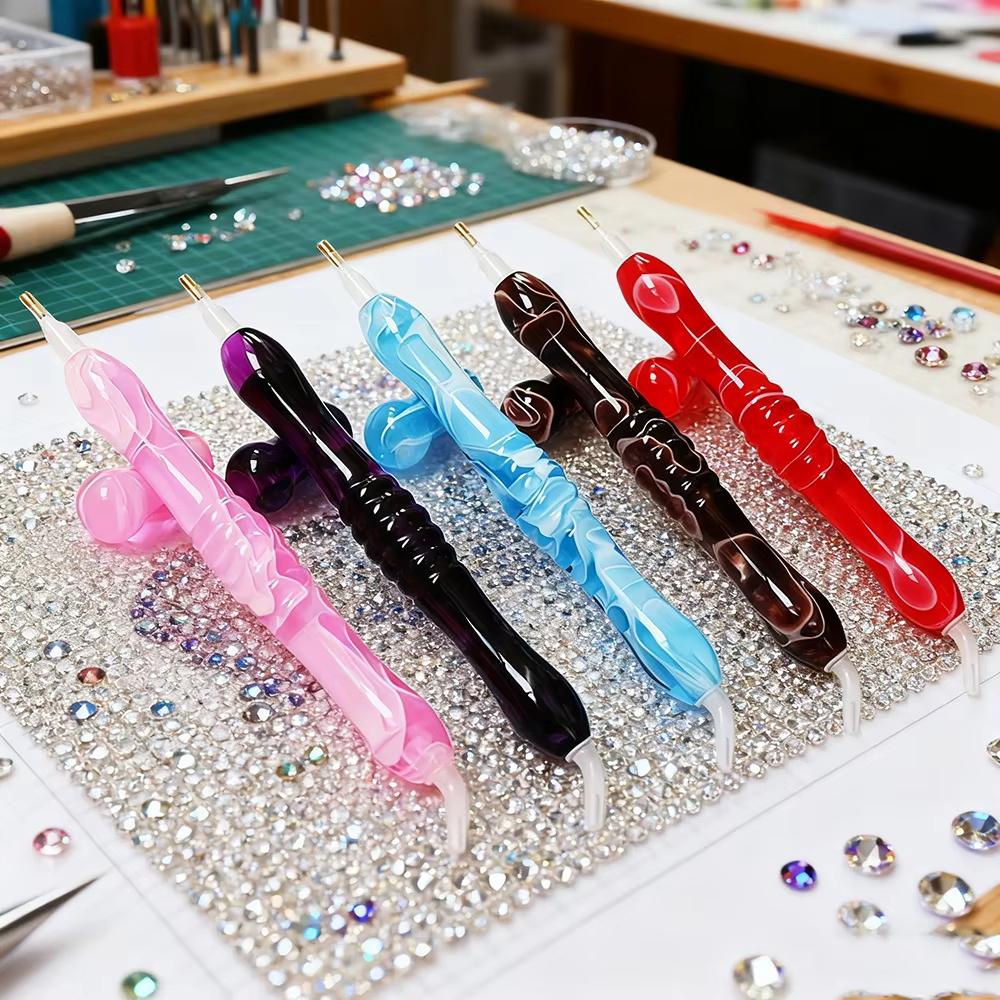 Harz Diamantmalerei Stift Set mit 6 austauschbaren Metallspitzen 6 Wachsblöcken 2 Sortierschalen und Bohrmatte für 5D Diamantmalerei Bastelbedarf