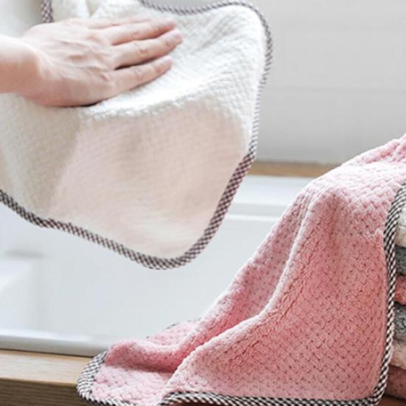 1 minimal basic towel (random color)