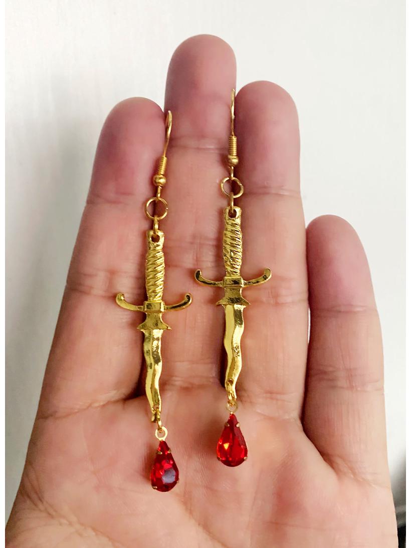

Красные серьги-капли в виде кинжала