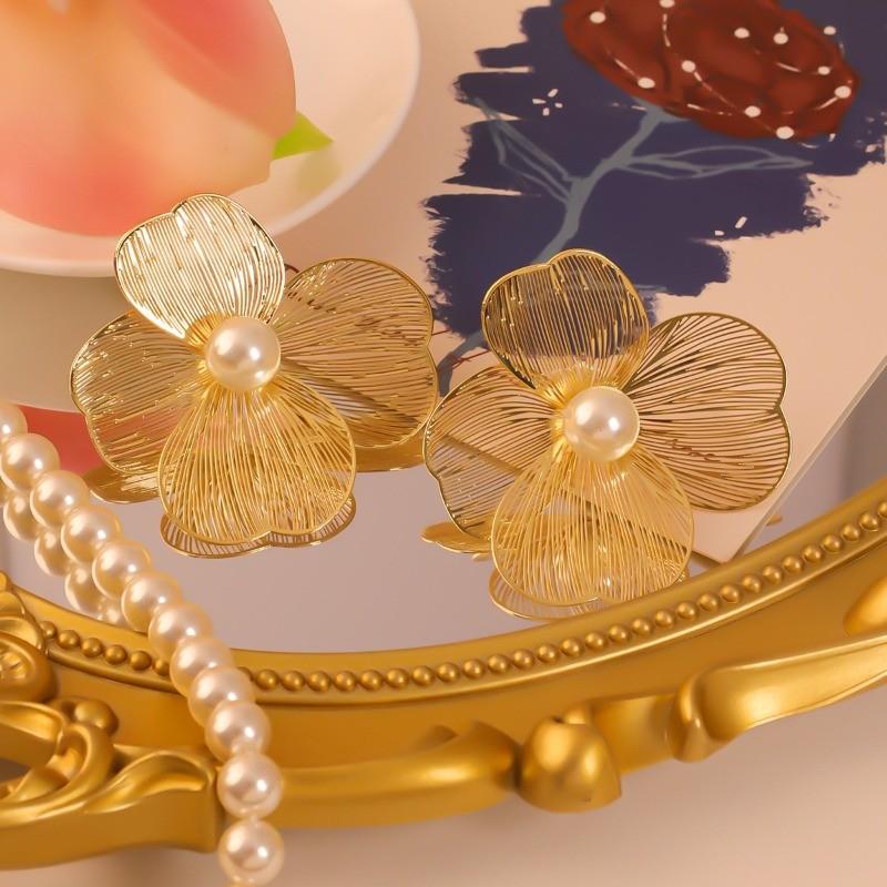 

Pinkdudu Vintage Exaggerated Large Flower Zinc Alloy Earrings Fashion Trendy Stud Earrings Women PD2379 золотой