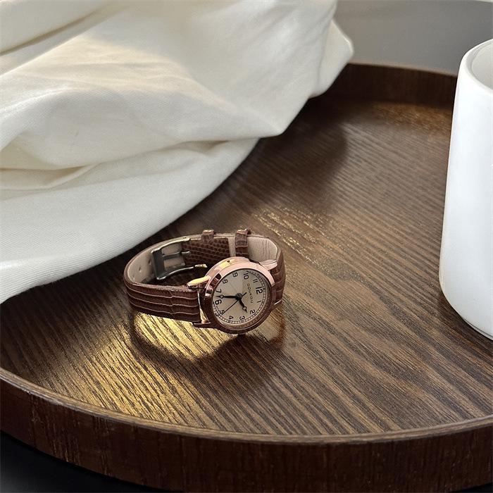 Women's Retro Leather Strap Quartz Watch: Simple, Stylish & Trendy