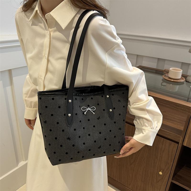 College-Stil Koreanische Tragetasche Neu Vielseitig und Modisch Gepunktet Einseitig Unterarm Große Kapazität Pendlerhandtasche